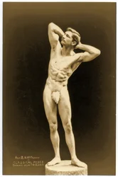 Celopostavový aktový portrét Bernarra Macfaddena, kolem roku 1893